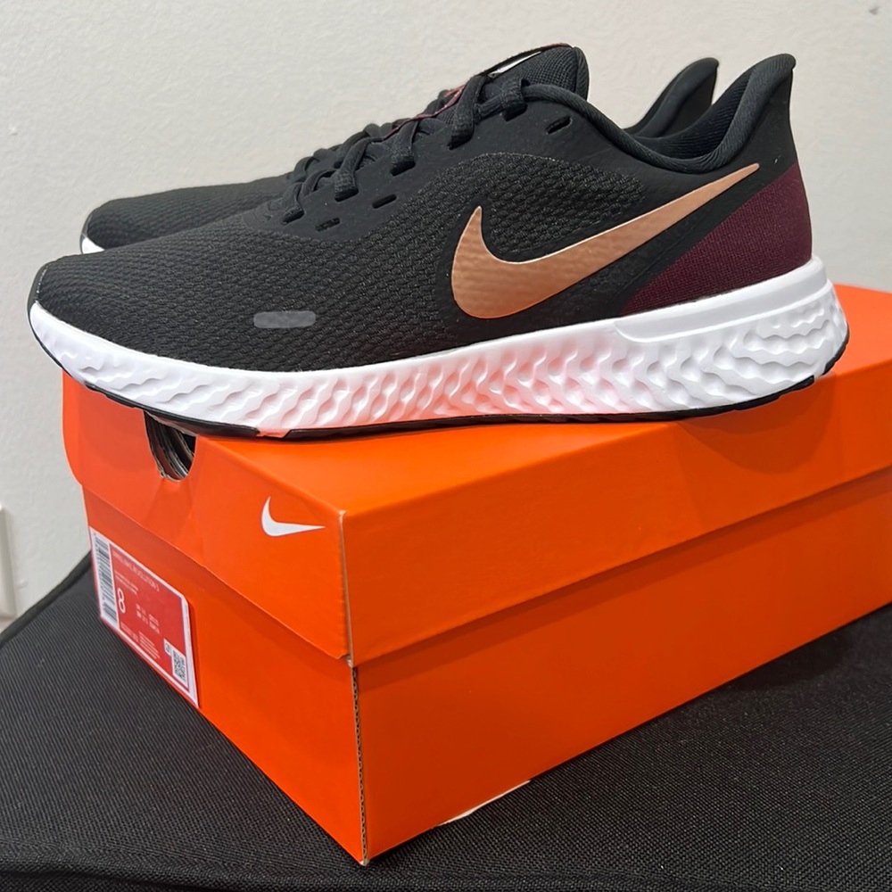 Womens NIKE REVOLUTION 5